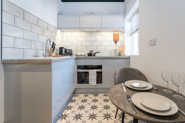 Køleskab, mikrobølgeovn, ovn, kogeplade