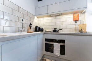 Køleskab, mikrobølgeovn, ovn, kogeplade