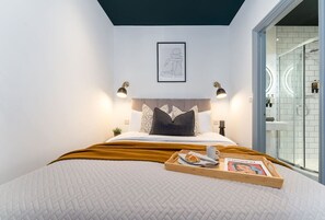 Escritorio, tabla de planchar con plancha, wifi y ropa de cama 