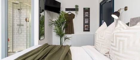 Planxa i posts de planxar, wifi i roba de llit