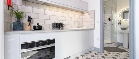 Køleskab, mikrobølgeovn, ovn, kogeplade