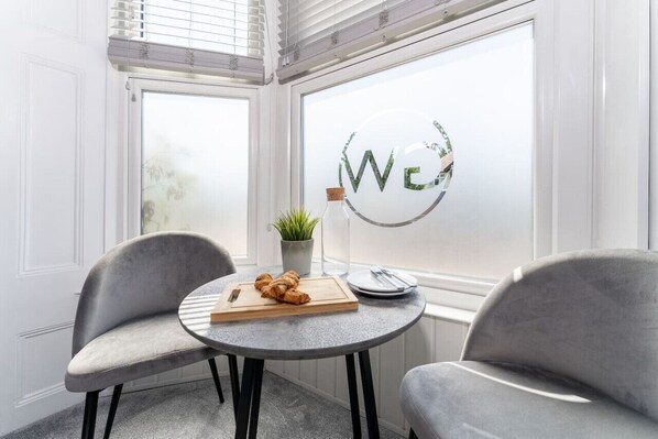 Dining - Bright Studio | Kitchen + Onsite Laundry + Wi-Fi (Southampton)