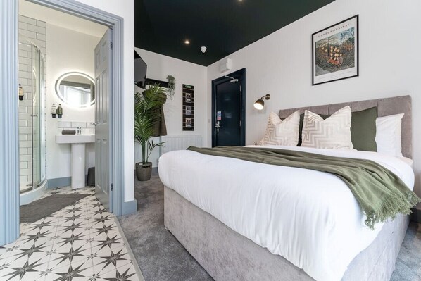 Tabla de planchar con plancha, wifi y ropa de cama 