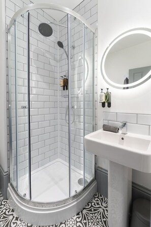 Een douche, een haardroger, handdoeken