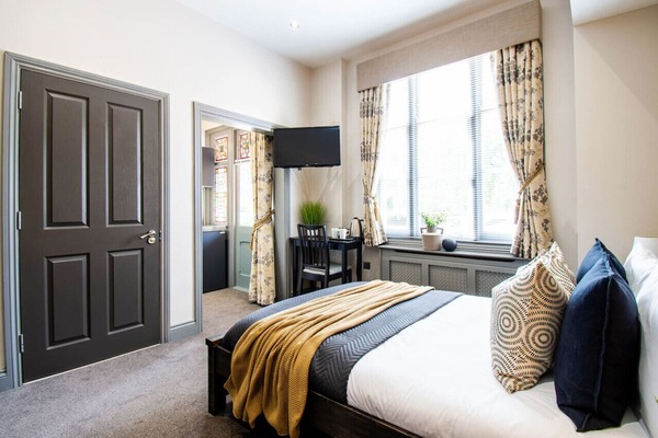 Spacious studio with kitchenette and comfortable double bed