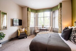 1 bedroom, desk, iron/ironing board, WiFi