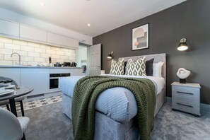 Iron/ironing board, WiFi, bed sheets