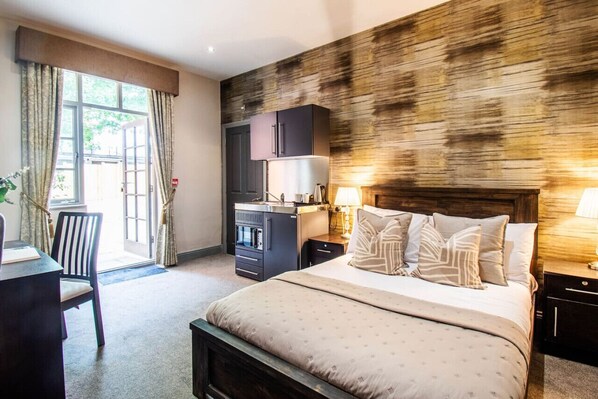 1 bedroom, desk, iron/ironing board, WiFi