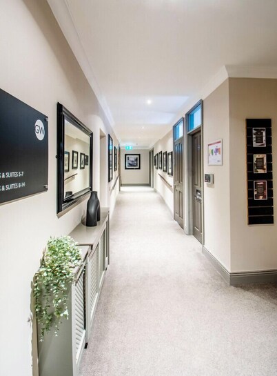 Stylish Studio; Free Gym Access, Patio, Parking