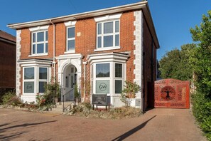 Exterior - Roomy Studio Apt • Fast Wi-Fi, Parking & Laundry (Southampton)