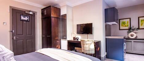 1 habitación, escritorio, tabla de planchar con plancha y wifi