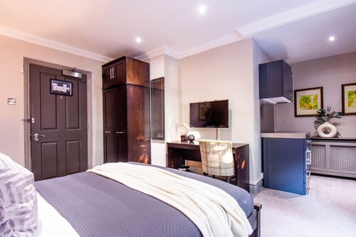 Stylish Work Retreat: Gym Membership Included