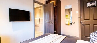 Sleek Ensuite Room: Free Gym Pass, Wifi, Laundry