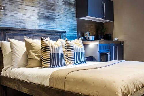 Modern Studio Stay • Free Parking & Gym Access