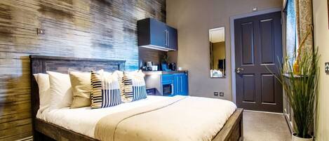 1 habitación, escritorio, tabla de planchar con plancha y wifi