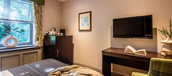 Stylish Ensuite w/Gym Access & Self-Catering