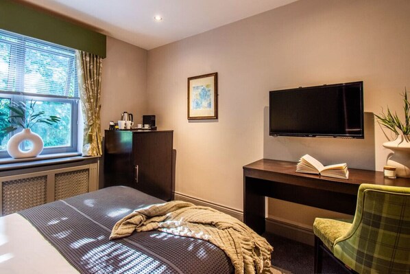 1 bedroom, desk, iron/ironing board, WiFi