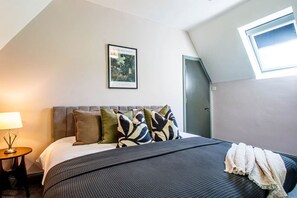 2 bedrooms, desk, iron/ironing board, WiFi