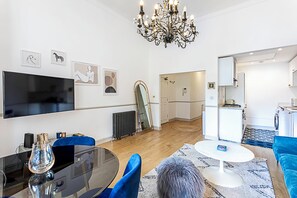 Basic-Apartment | Wohnbereich | Fernseher