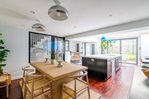 Casa básica | Cozinha privada | Geladeira, micro-ondas, fogão, cooktop
