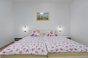 2 bedrooms, iron/ironing board, WiFi, bed sheets - Villa Prenci with beautiful garden and private pool in Tinjan (Kringa)