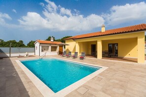 Pool - Villa Prenci with beautiful garden and private pool in Tinjan (Kringa)