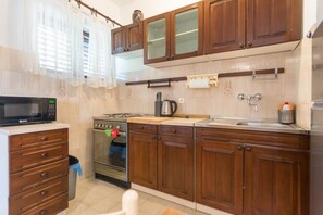 Fridge, oven, stovetop, cookware/dishes/utensils