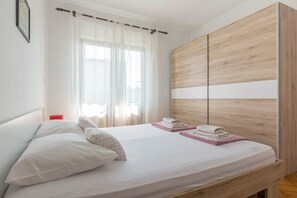 2 bedrooms, WiFi, bed sheets