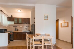 Refrigerador, horno, parrilla de estufa y utensilios de cocina