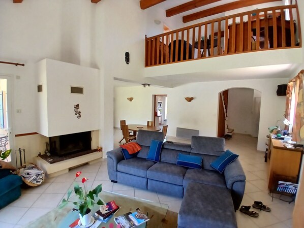 TV - Villa Contemporaine Récente en Campagne Aixoise Pour Location Saisonnière (Aix-en-Provence)