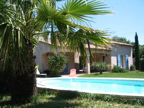Outdoor pool - Villa Contemporaine Récente en Campagne Aixoise Pour Location Saisonnière (Aix-en-Provence)