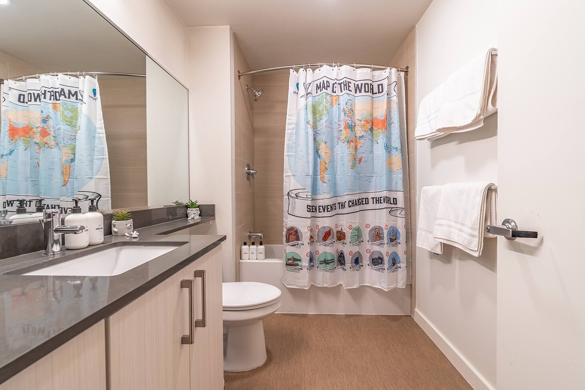 Een haardroger, handdoeken