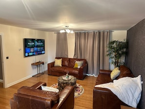 Apartment | Living area | Flat-screen TV