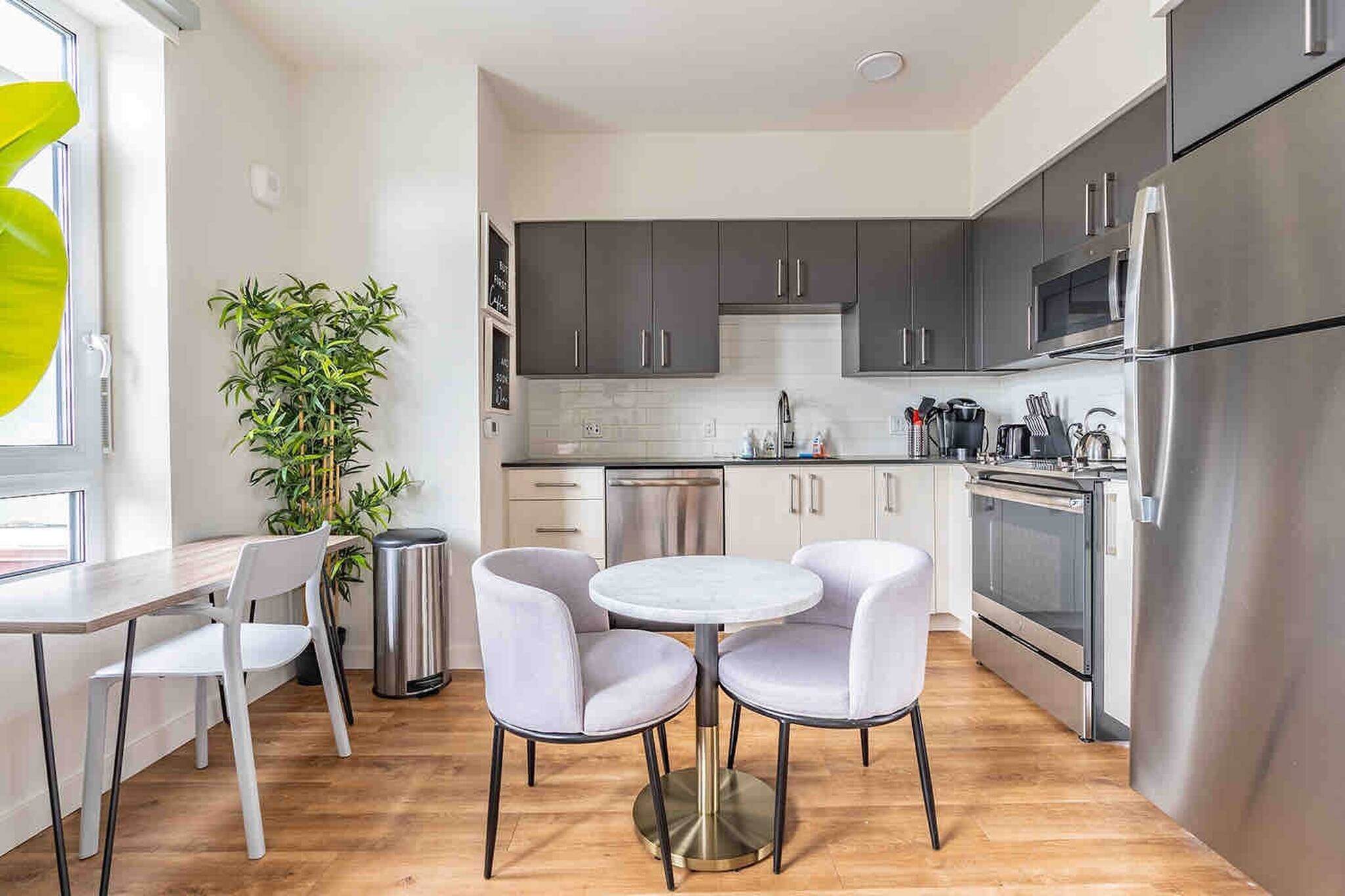 Refrigerador, microondas, horno, placa de cocina