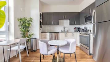 Coffee/tea maker, fridge, microwave, oven