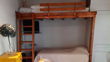 1 Schlafzimmer, BĂŒgeleisen/BĂŒgelbrett, WLAN, BettwĂ€sche