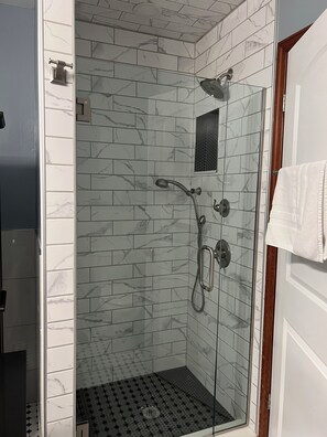 Shower, hair dryer, towels, soap - Beautiful large home on Lake Chickamauga at Dallas Bay with private boat ramp. (Middle Valley)