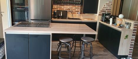 Kühlschrank, Mikrowelle, Ofen, Geschirrspüler