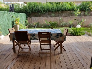 Outdoor dining - t3 en rdj Avec Terrasse et 300m2 de Jardin (Marseille)