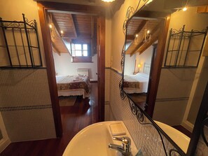 3 chambres, fer et planche Ă repasser, draps fournis
