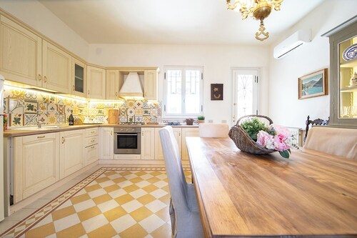 Elegant ancient villa.Very close Lucca's Walls and train station.Private terrace