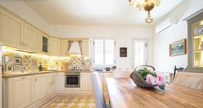 Elegant ancient villa.Very close Lucca's Walls and train station.Private terrace