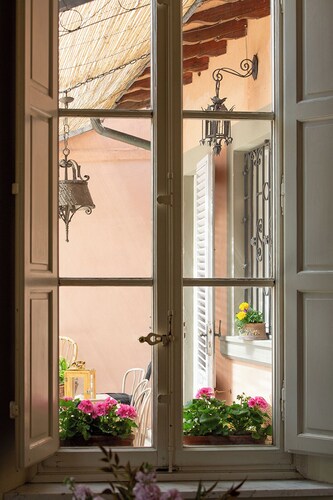 Elegant ancient villa.Very close Lucca's Walls and train station.Private terrace