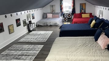 3 makuuhuonetta, tallelokero huoneessa, silitysrauta/-lauta