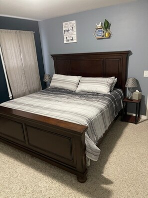 3 bedrooms, in-room safe, iron/ironing board, travel crib - The Yellow Dragonfly (Albright)