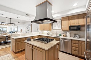 Geladeira, micro-ondas, fogão, cooktop