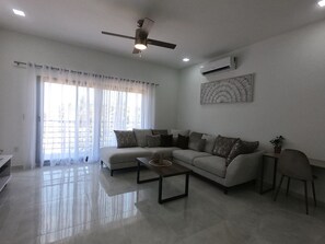 Smart TV, video library - Stylish Condo: With Ocean View And Rooftop Access (Bay Islands Department)