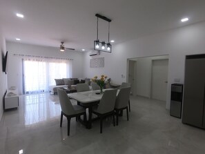 Interior - Stylish Condo: With Ocean View And Rooftop Access (Bay Islands Department)