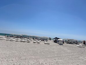 ビーチの近く、サンラウンジャー、ビーチタオル