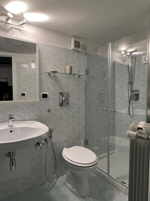 Ducha, secador de pelo, toallas, jabón